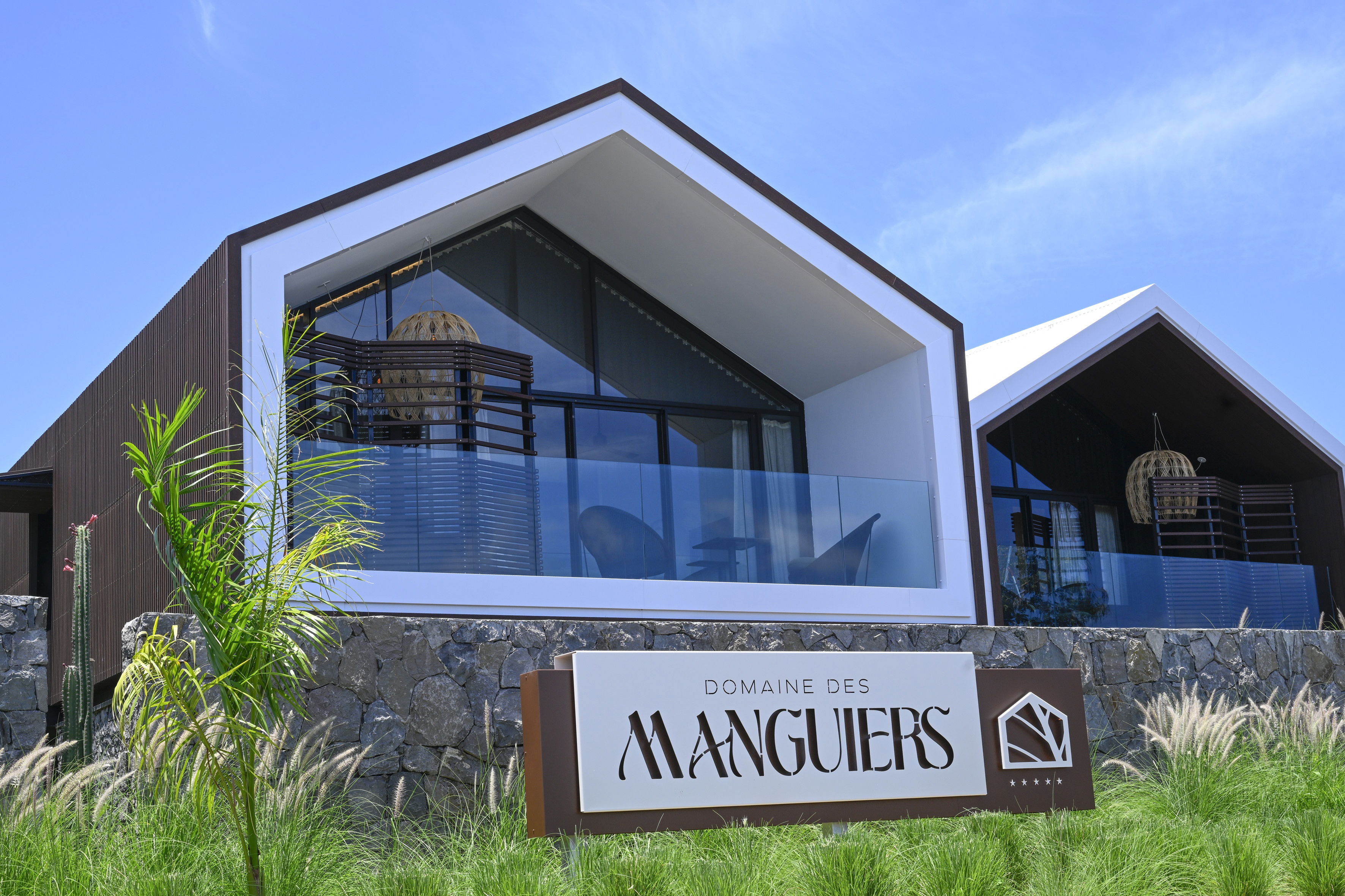 Modern 4-bedroom villa with pool in the Domaine des Manguiers