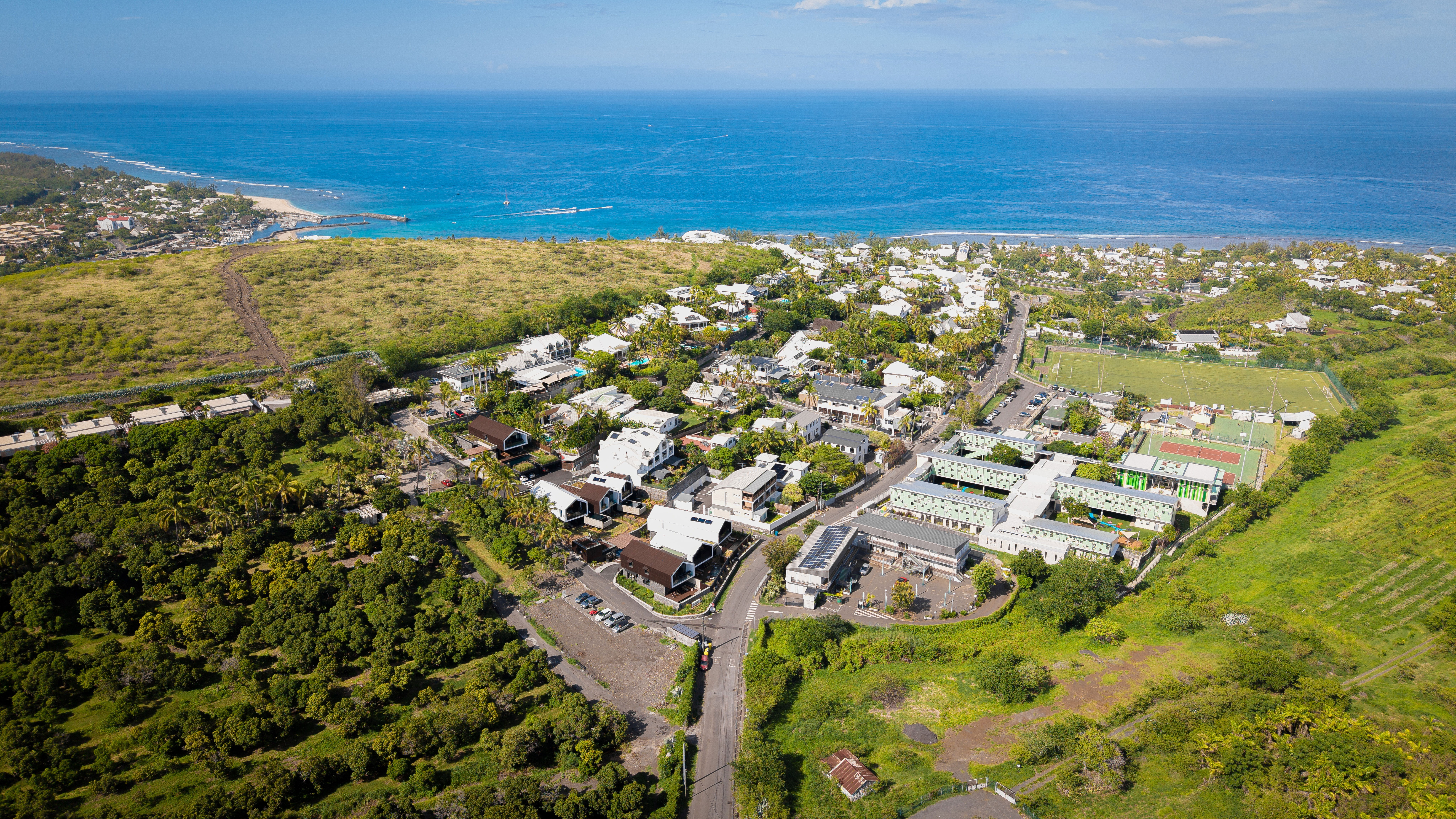 Modern 4-bedroom villa with pool in the Domaine des Manguiers