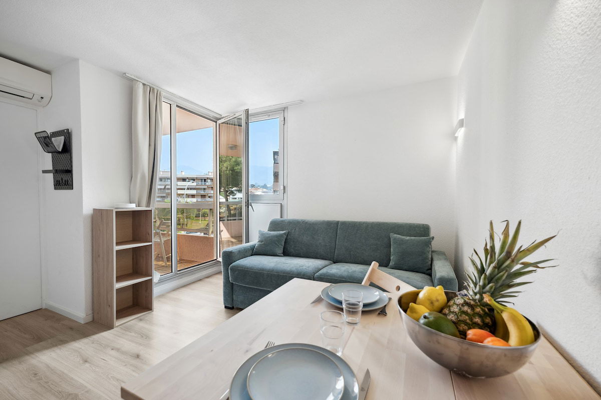 séjour / canapé lit / espace repas