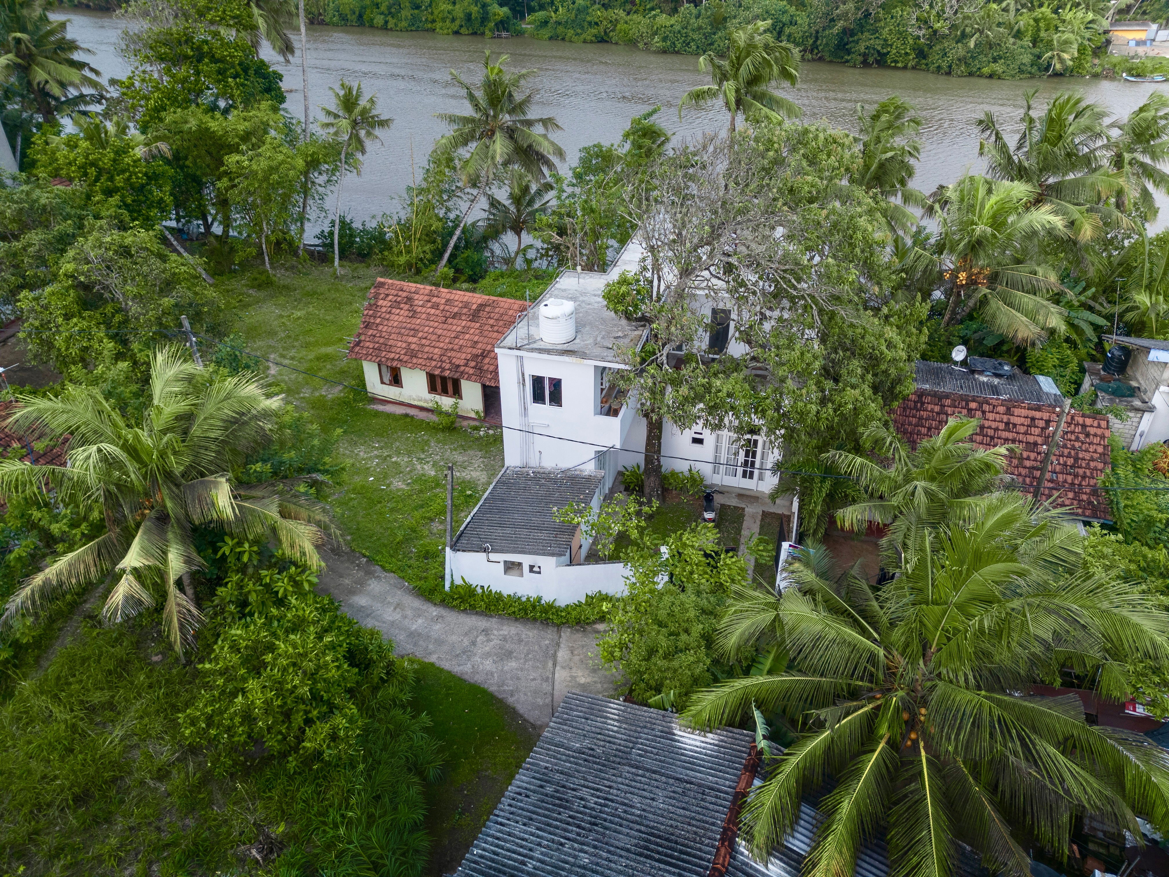 Mingomango modern and peaceful riverview villa at beach Weligama