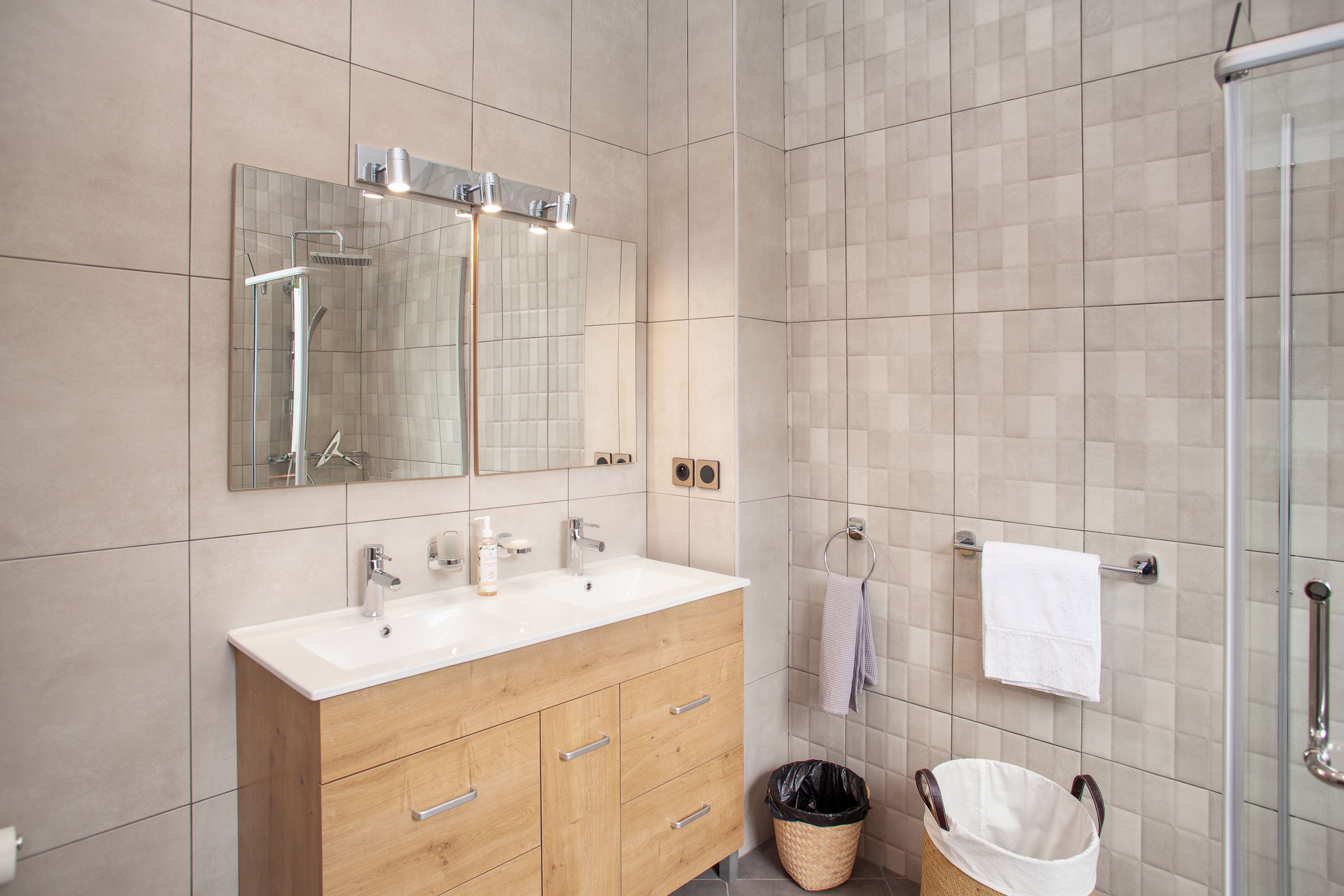 New 80M2 apartment, Free dedicated parking in the basement, Wifi, CanalSat, swim