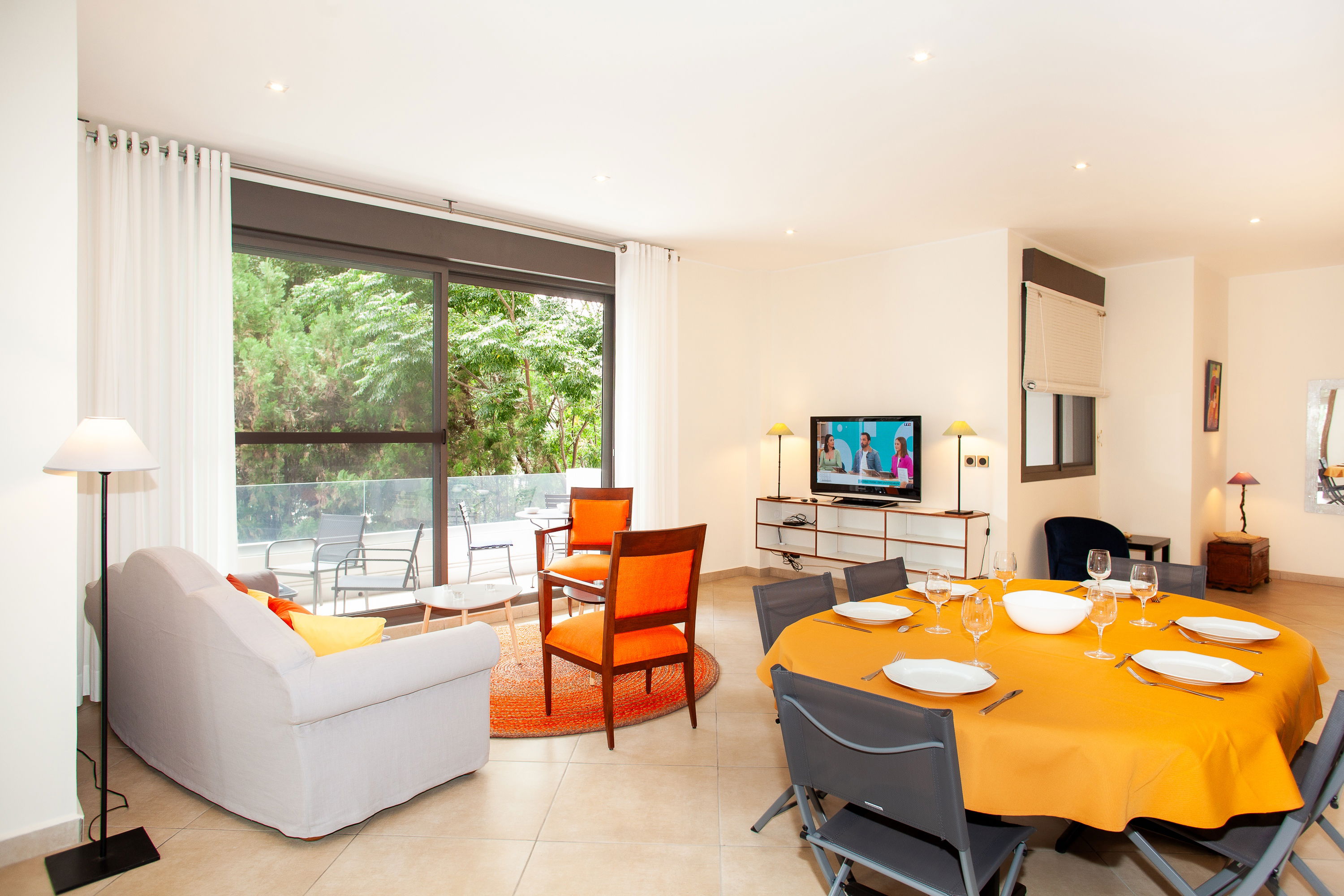 New 80M2 apartment, Free dedicated parking in the basement, Wifi, CanalSat, swim