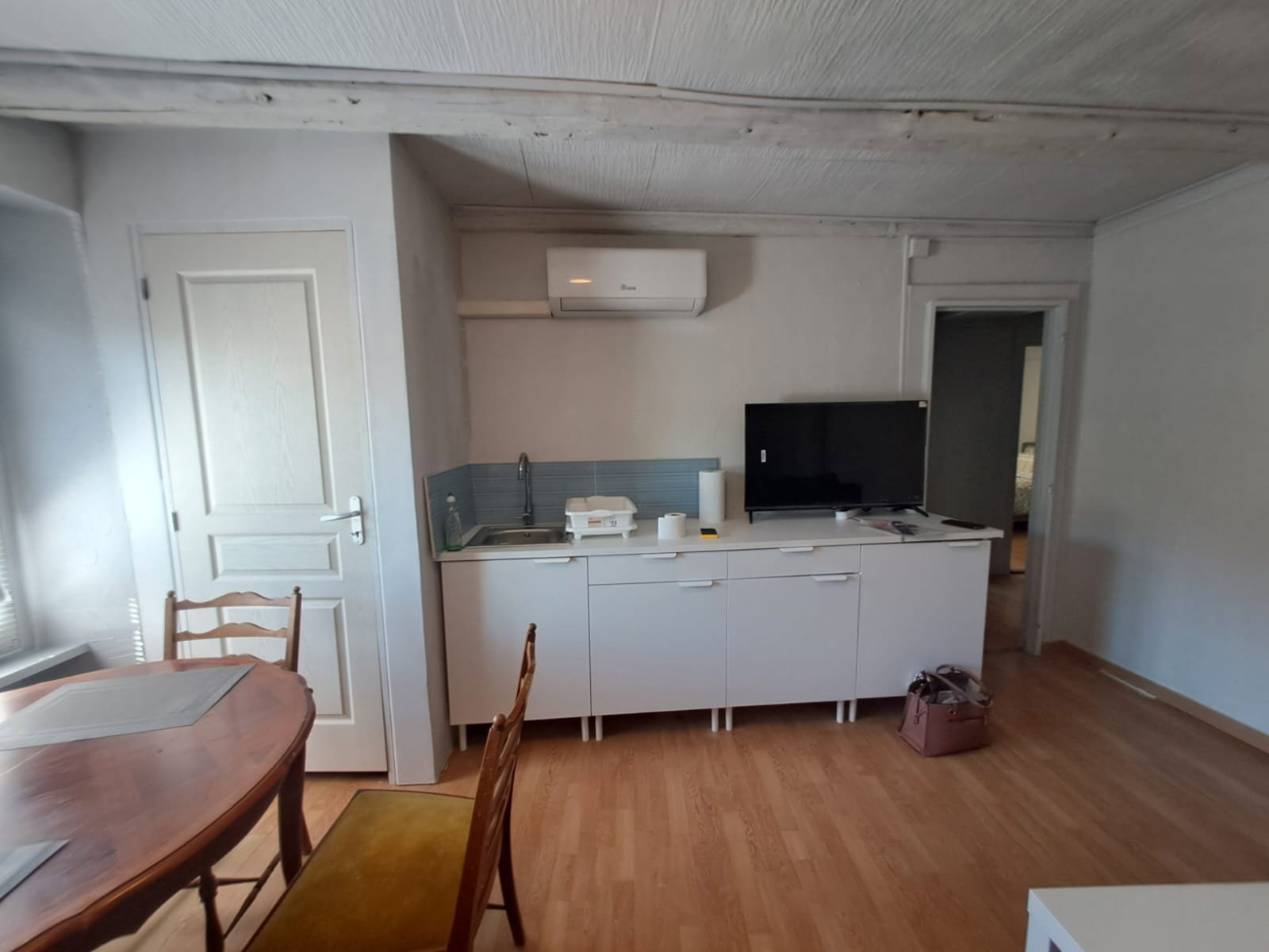 La cuisine dans la pièce principale dispose de tout le nécessaire pour cuisiner.
Un petit frigo, un micro-odes, une bouilloire et une cafetière filtres sont disposés ici. 
Un peu de café et quelques filtres vous sont offerts pour votre arrivée!