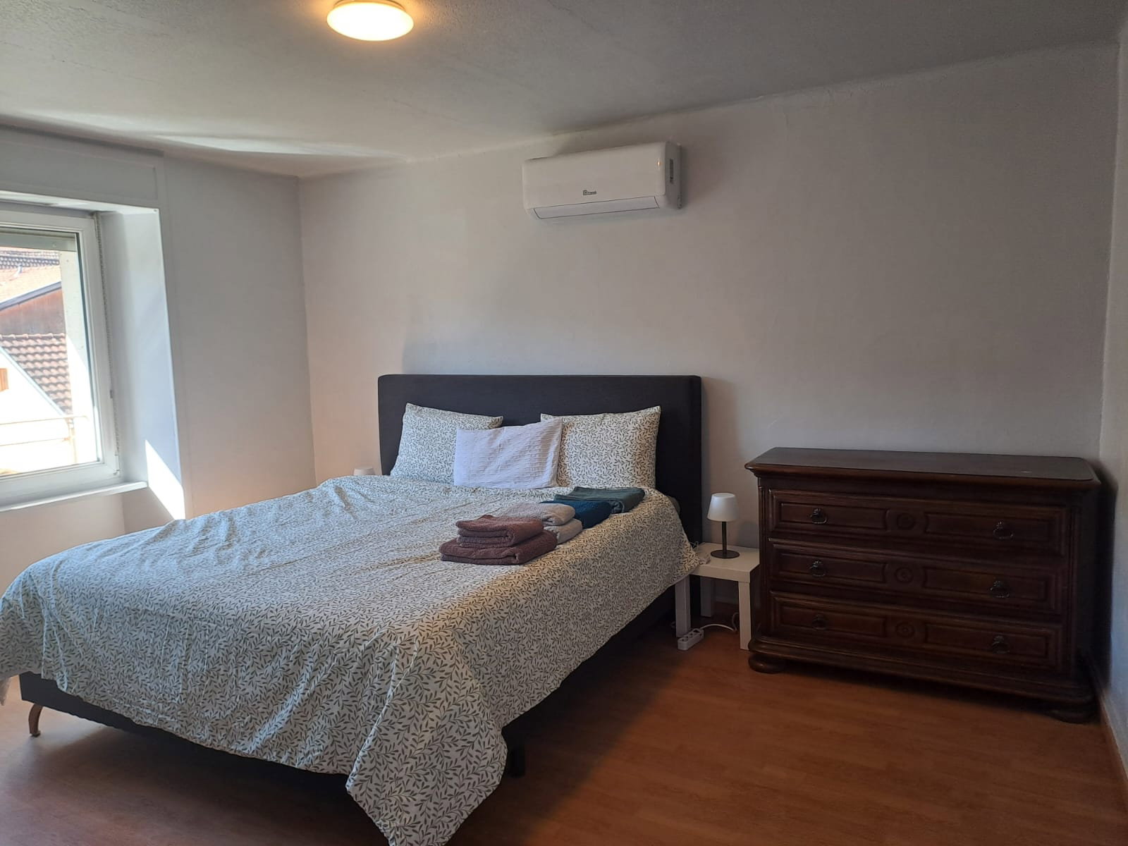 La chambre prinipale, avec son lit King size, sa grande penderie et sa commode vous offrifont tout le confort pour des nuits paisibles. Chauffage / climatiseur électrique et volets roulants.