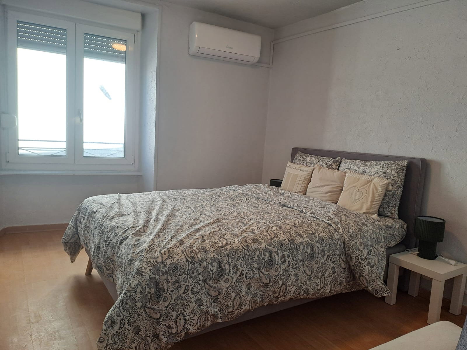 La petite chambre dispose d'un lit double en 140 et d'une penderie.
Chauffage électrique / climatiseur et volets roulants.
