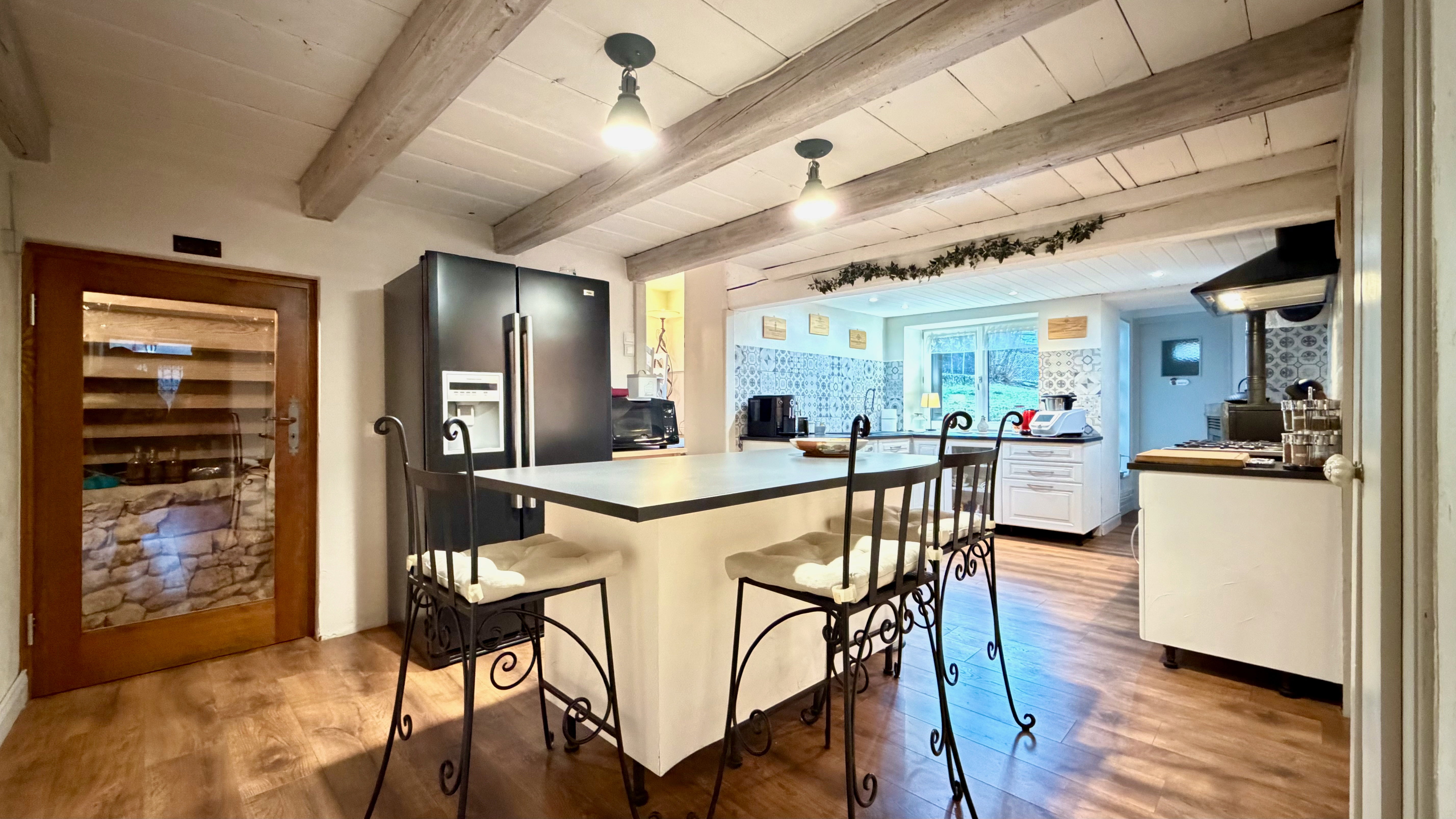 La salle à manger sera l'endroit idéal pour vous retrouver à chaque repas pour vous remémorer une belle journée ou faire des projets ensemble.
2 chaises supplémentaires sont disponibles dans la maison!