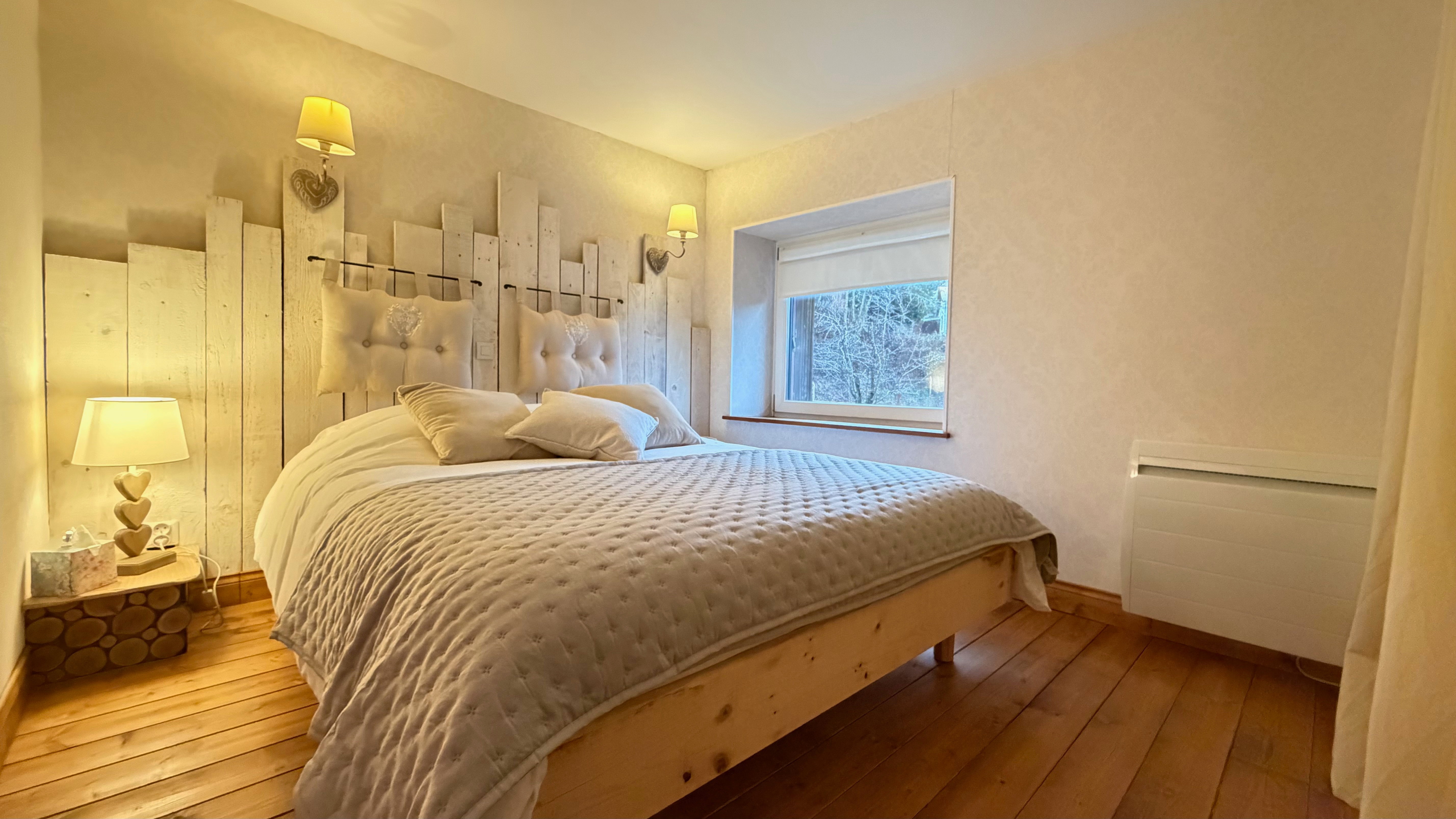 La chambre 2, à l'étage, dispose d'une fenêtre qui donne sur le jardin. 
Elle se ferme grâce à de magnifiques portes en bois coulissantes, ce qui lui donne un vrai charme d'antan!
Dressing, cintres, chauffage et volets bois.