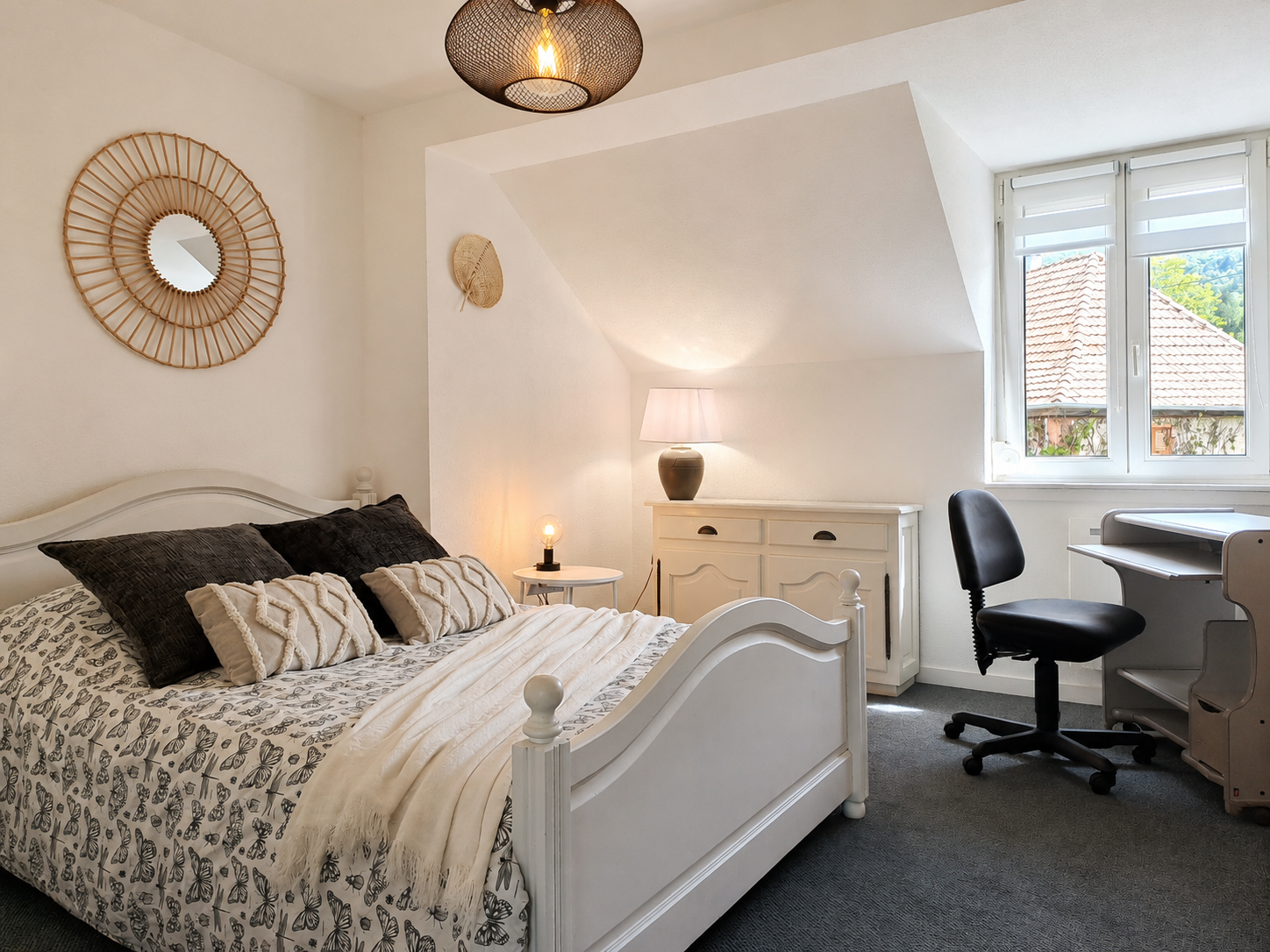 Le bureau dans la chambre peut se placer devant la fenêtre pour plus de lumière, et la connexion WIFI est idéale pour le télétravail!