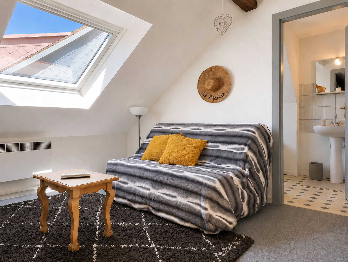 Le salon à l'étage donne sur la salle de bain et la chambre. Le canapé BZ est convertible en lit double 140.