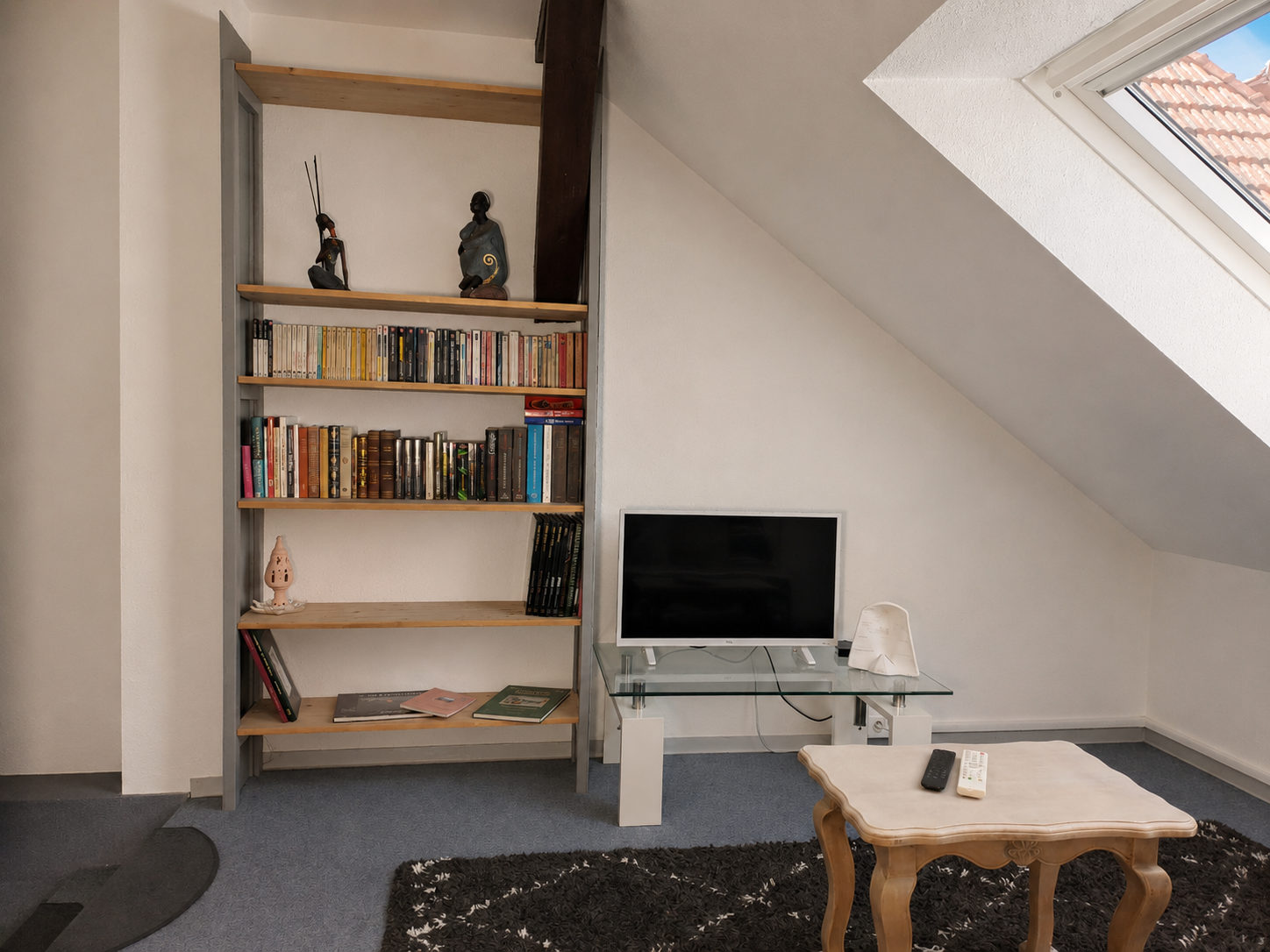 Le salon se trouve à l'étage, et dispose d'un TV et d'une excellente connexion WIFI pour suivre vos films et séries préréfés!