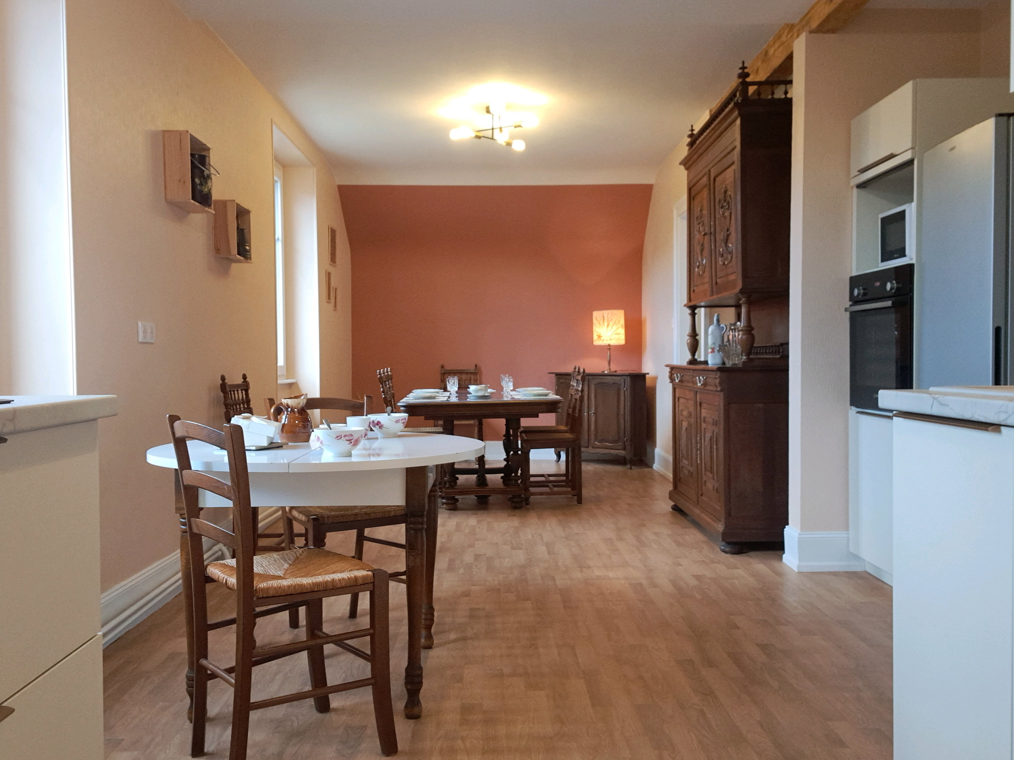 La piéce principale est spacieuse et lumineuse, idéale pour préparer de bons petits plats en toute convivialité avec vos amis ou votre famille !