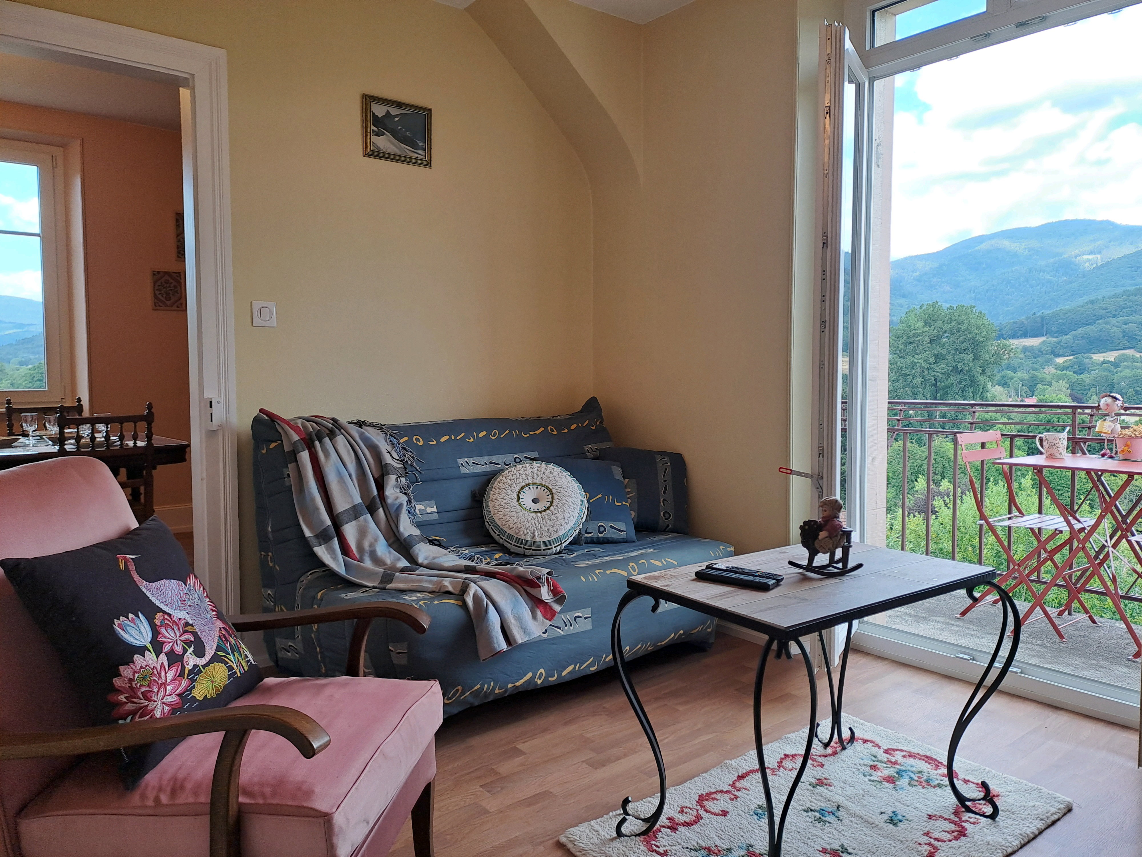 Le petit salon est très cosy, que ce soit pour y lire un bon livre, suivre votre série sur la TV connectée, ou savourer la vue depuis le balcon.