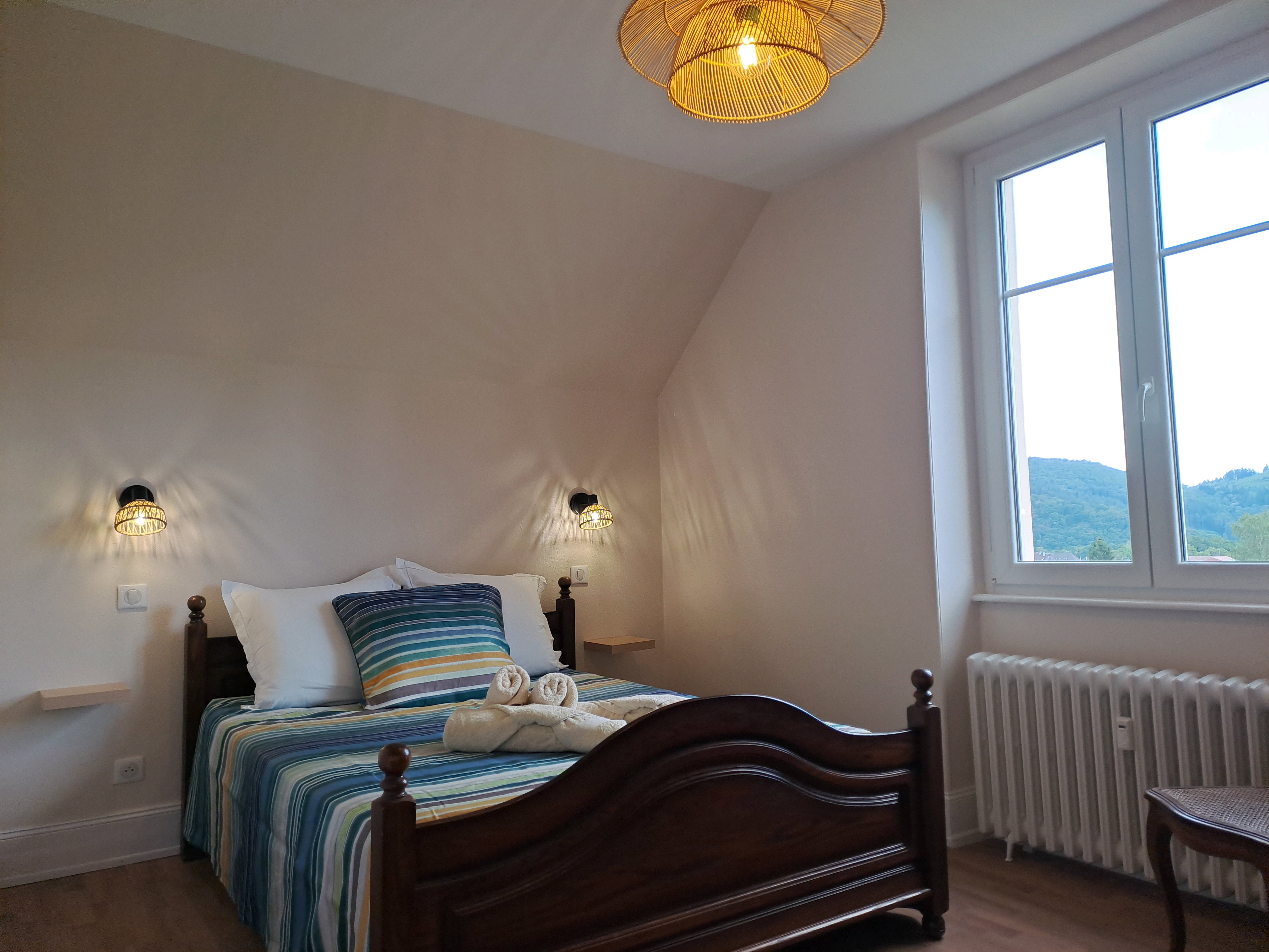 La chambre double dispose d'un lit 140/190, d'une commode et d'une armoire avec étagères et penderie / cintres
