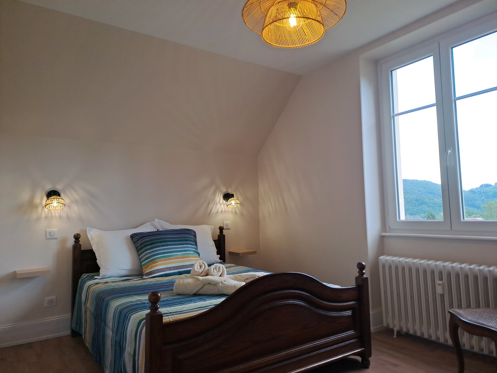 La chambre double dispose d'un lit 140/190, d'une commode et d'une armoire avec étagères et penderie / cintres