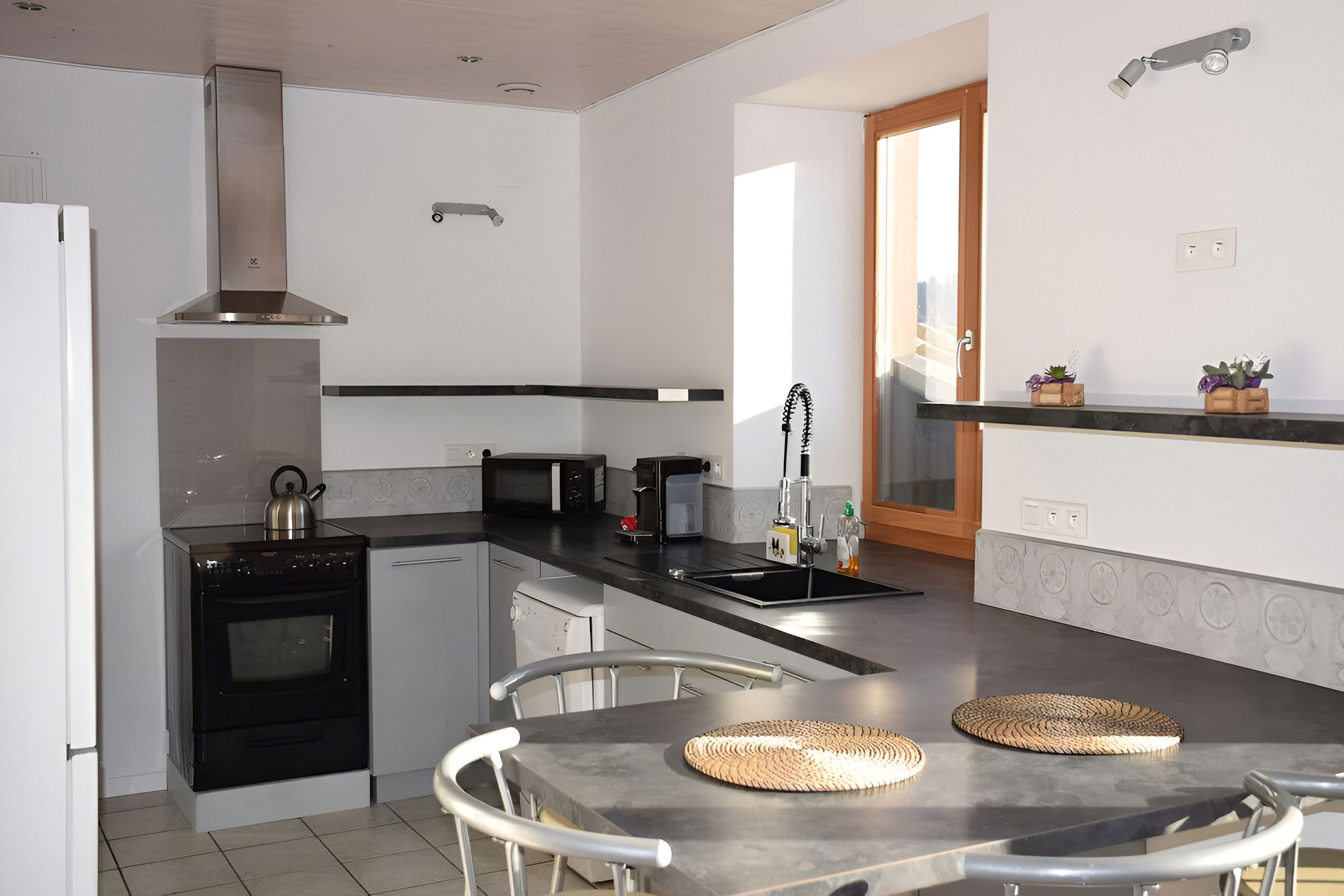 Pour vous sentir comme chez vous, découvrez notre cuisine tout équipée, avec son coin repas intimiste, et sa salle à manger typique d'Alsace! Une chaise haute est disponible sur demande.