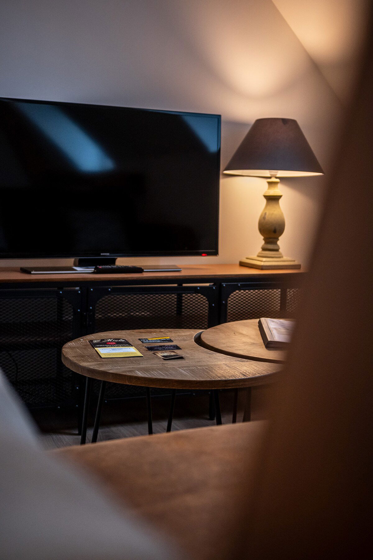 Un canapé douillet avec ses coussins et son plaid bien chaud.