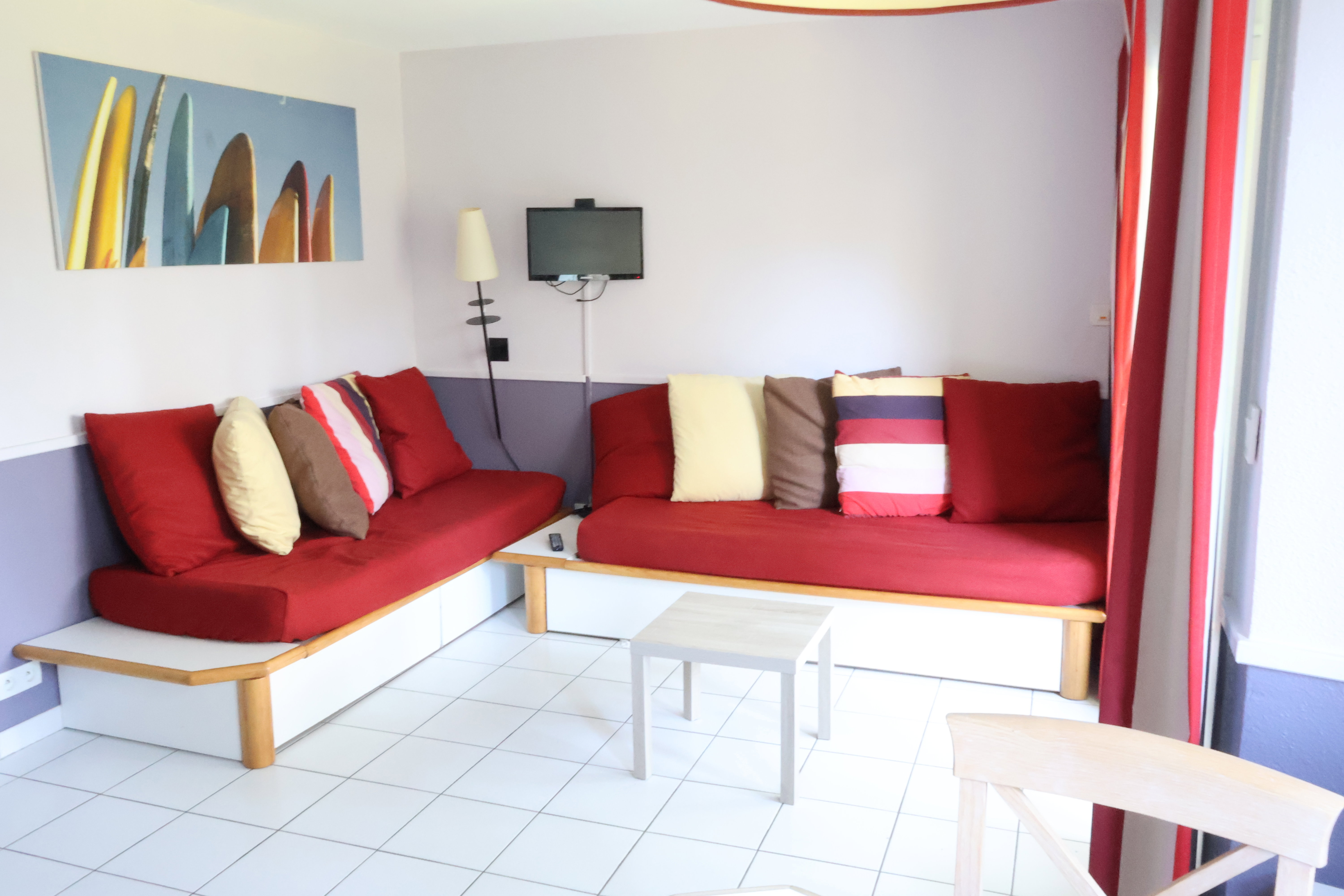 L’espace de vie, convivial et baigné de lumière, est aménagé avec deux canapés confortables, dont un canapé-lit gigogne, offrant un cadre idéal pour se détendre ou accueillir des couchages supplémentaires après une journée bien remplie.