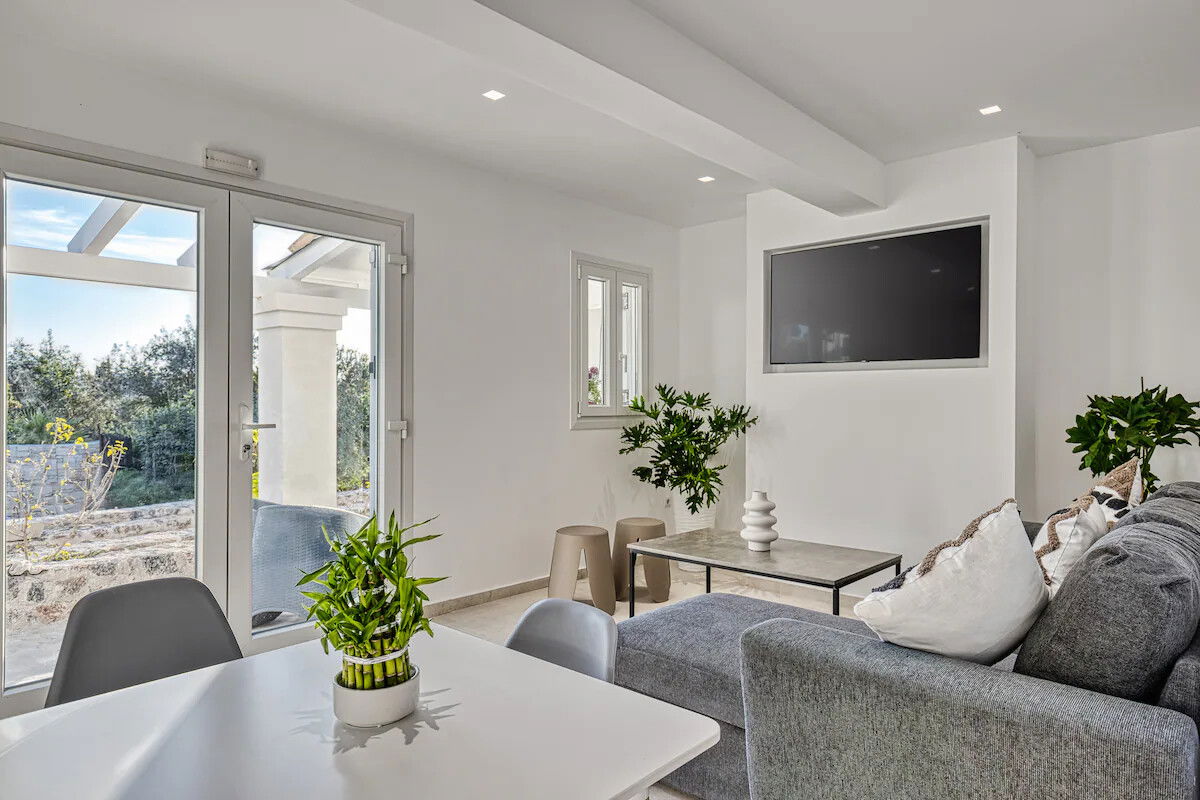 Experience laid-back luxury in the Zeus Suite at Villa K Boutique Hotel 🌿