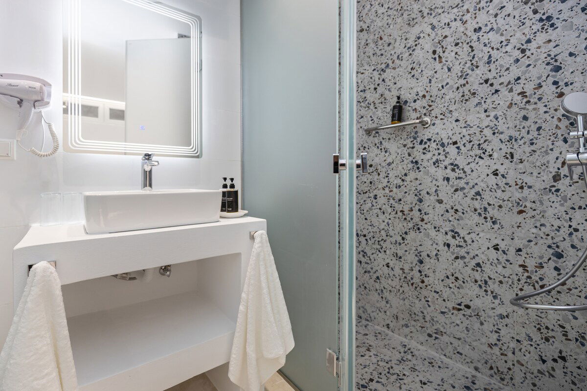 The ground floor Ares Room offers a peaceful retreat with garden views 🌿