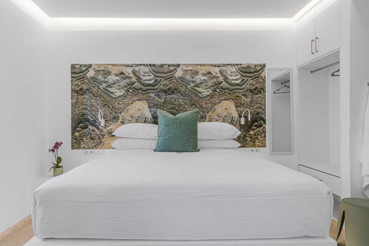 The ground floor Ares Room offers a peaceful retreat with garden views 🌿