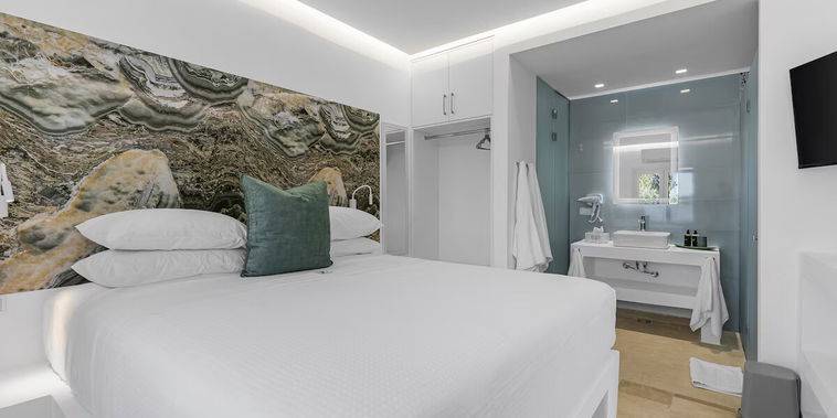 12 Dionysus Bedroom Ensuite. A beautiful peaceful chilled styled garden-view🌿