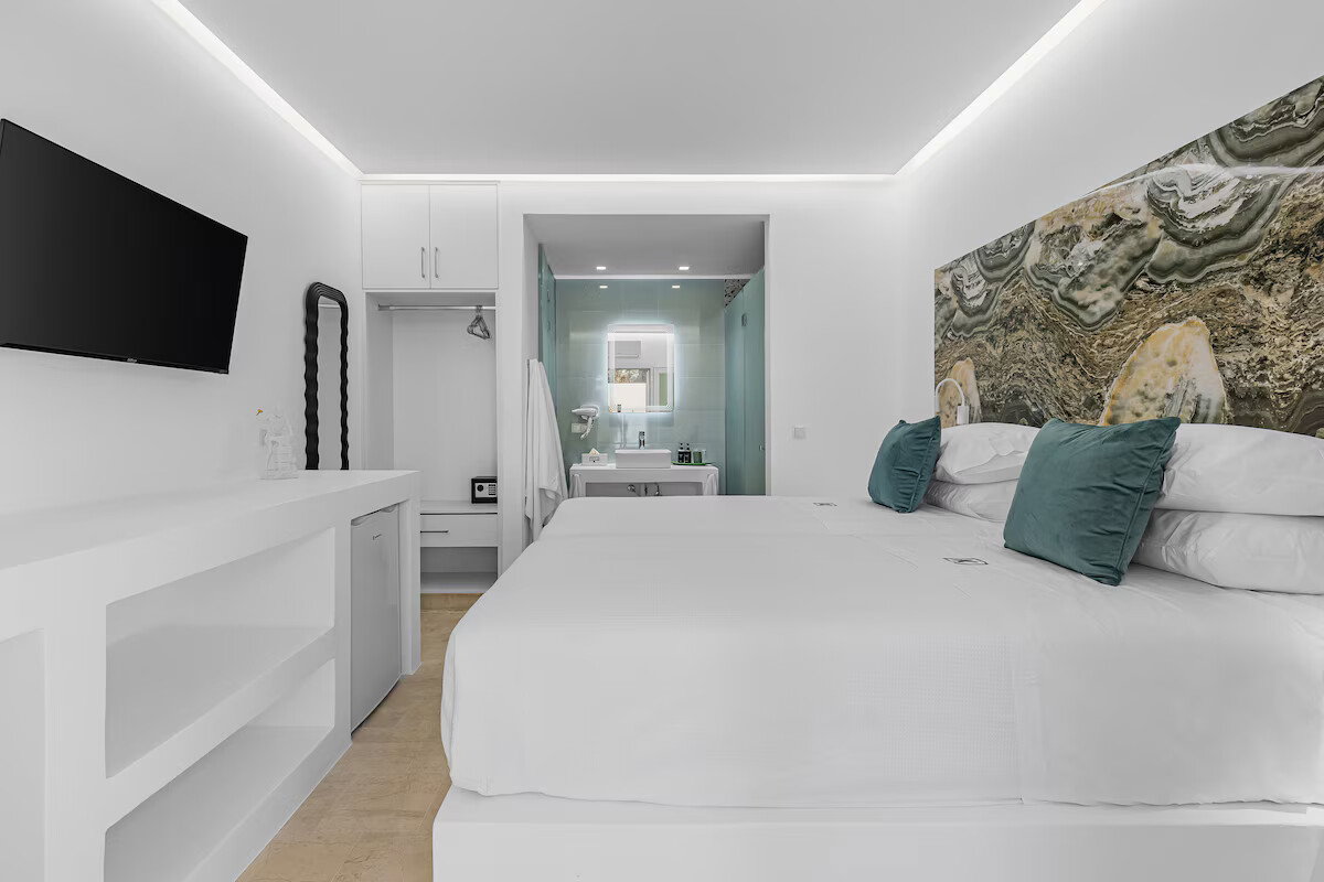 11 Hephaestus Bedroom Ensuite.  Enjoy gardens & boutique comfort at Villa K 🌿