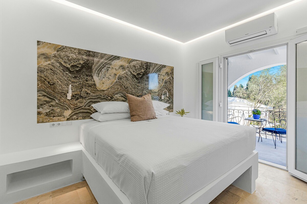 5 Athena Bedroom Ensuite. Wake up to elegant partial sea view at Villa K Hotel🌿