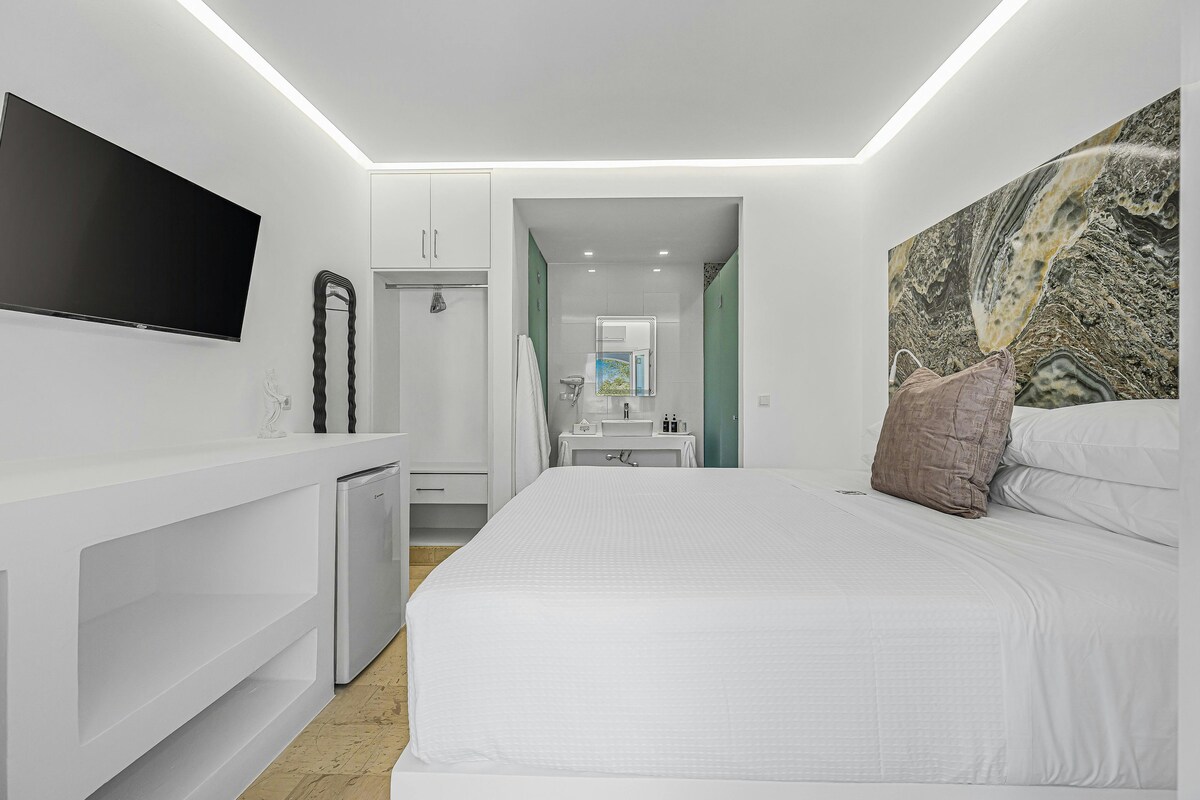 5 Athena Bedroom Ensuite. Wake up to elegant partial sea view at Villa K Hotel🌿