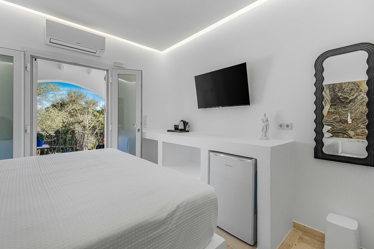 5 Athena Bedroom Ensuite. Wake up to elegant partial sea view at Villa K Hotel🌿