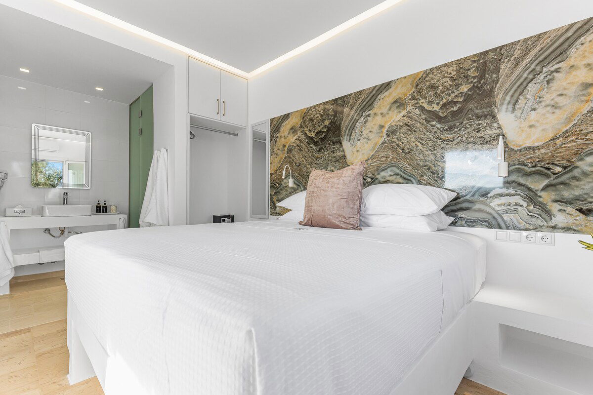 Hermes Room - Double Room with Partial Sea Views, Balcony & King Bed 🌿