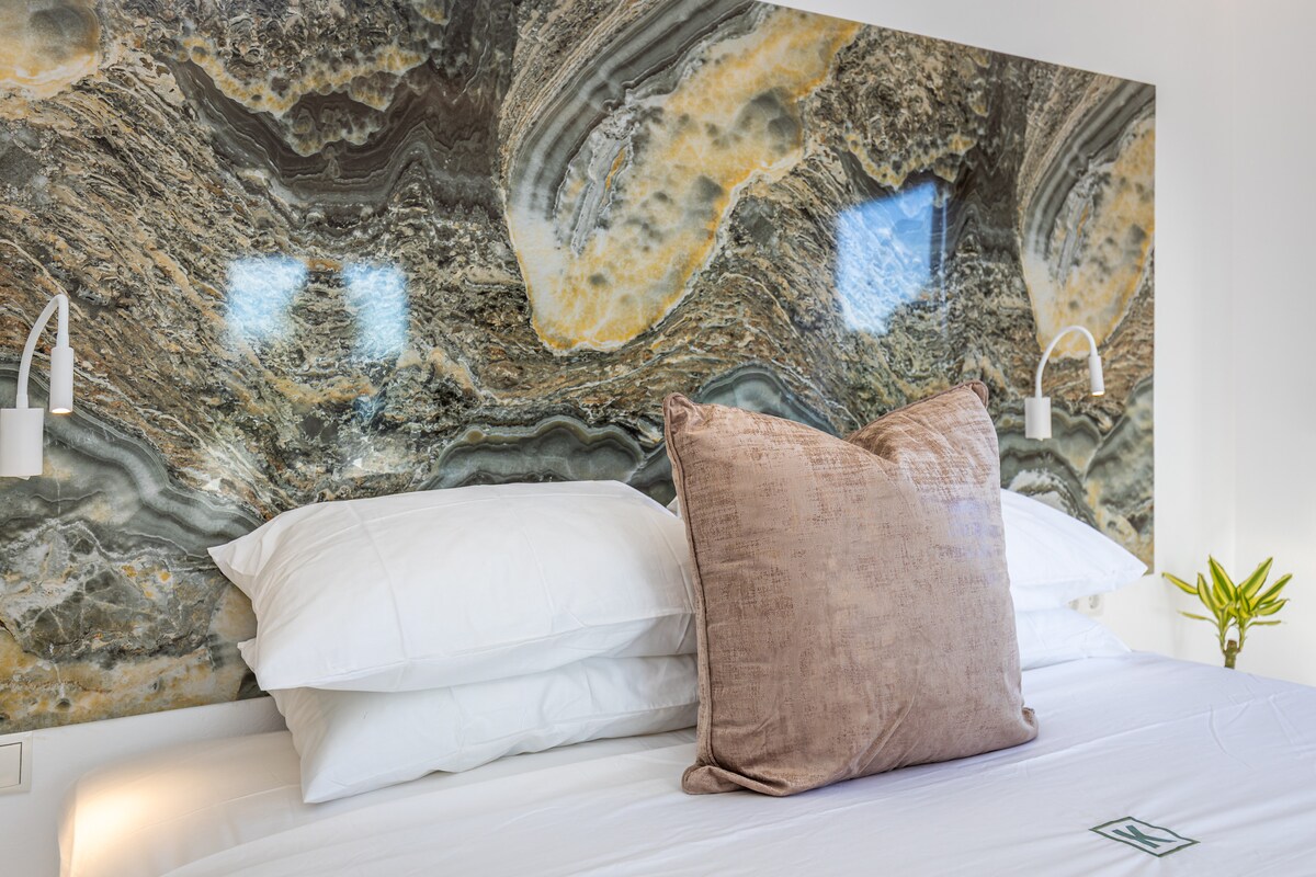 4 Hermes Bedroom Ensuite. Balcony Partial Sea Views, Villa K Boutique Hotel 🌿