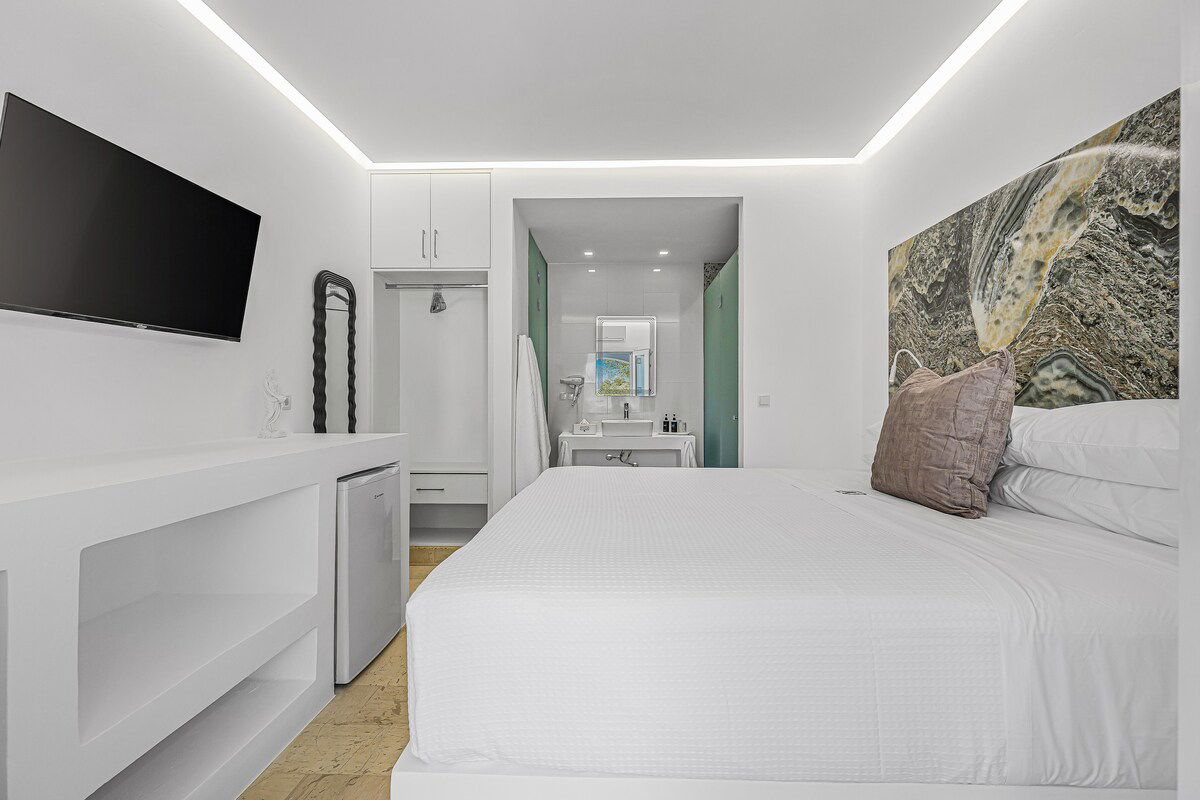 Hermes Room - Double Room with Partial Sea Views, Balcony & King Bed 🌿