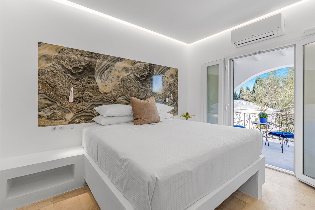 4 Hermes Bedroom Ensuite. Balcony Partial Sea Views, Villa K Boutique Hotel 🌿