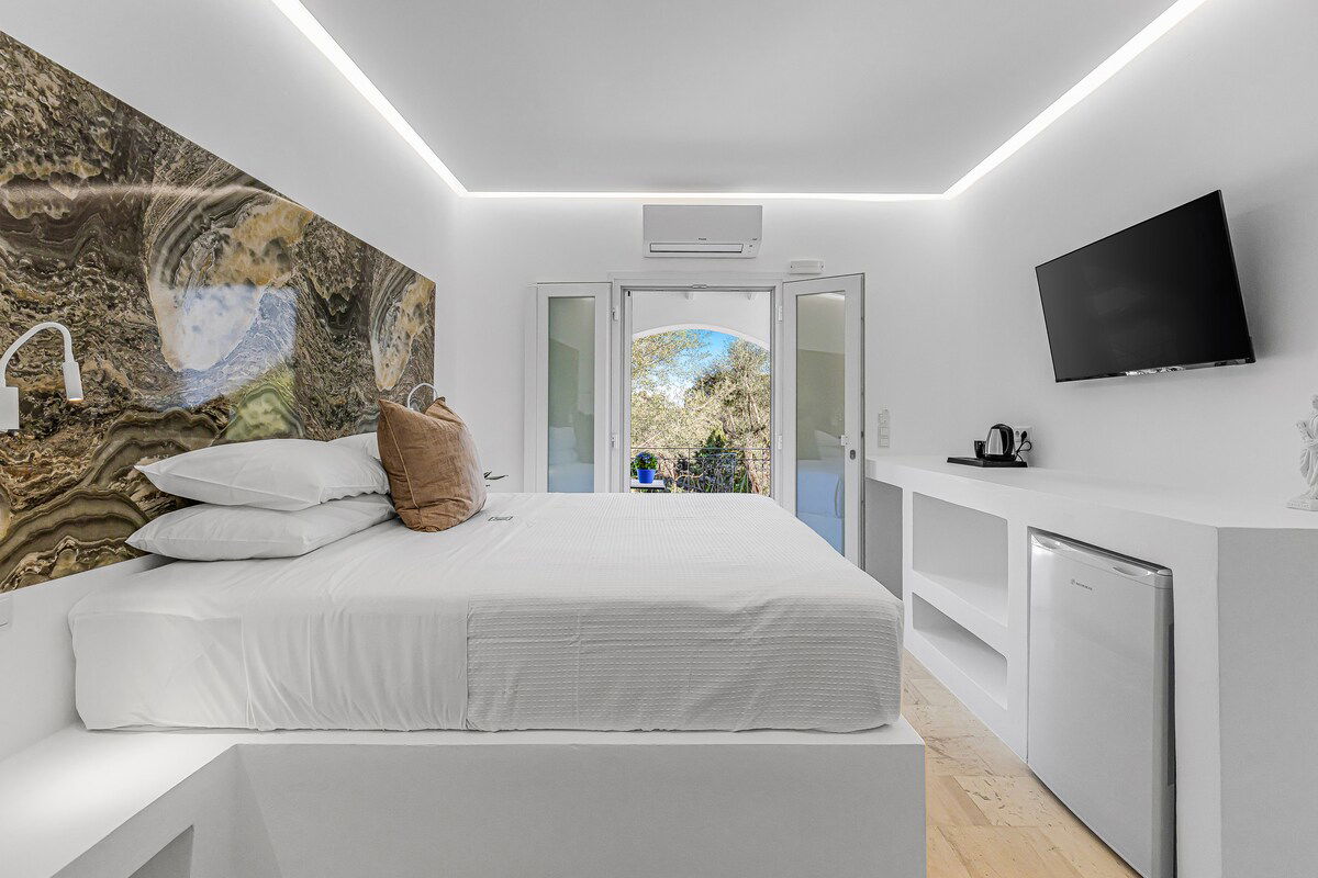 Hermes Room - Double Room with Partial Sea Views, Balcony & King Bed 🌿