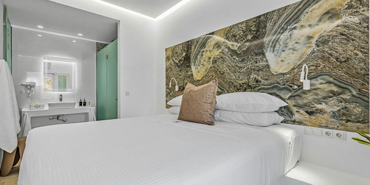 10 Apollo Bedroom Ensuite. Relax in style & comfort at Villa K Boutique Hotel🌿