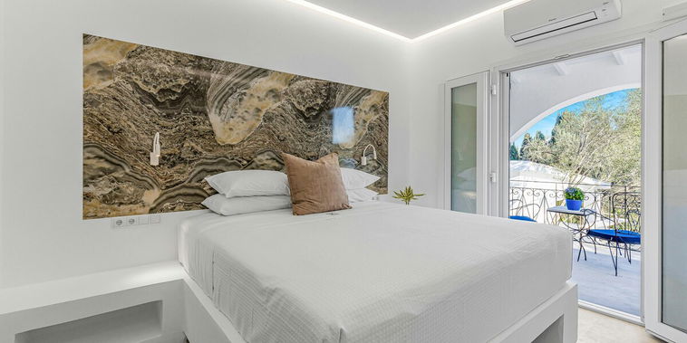 3 Demetra Bedroom Ensuite. Unwind at the elegant Villa K Boutique Hotel 🌿