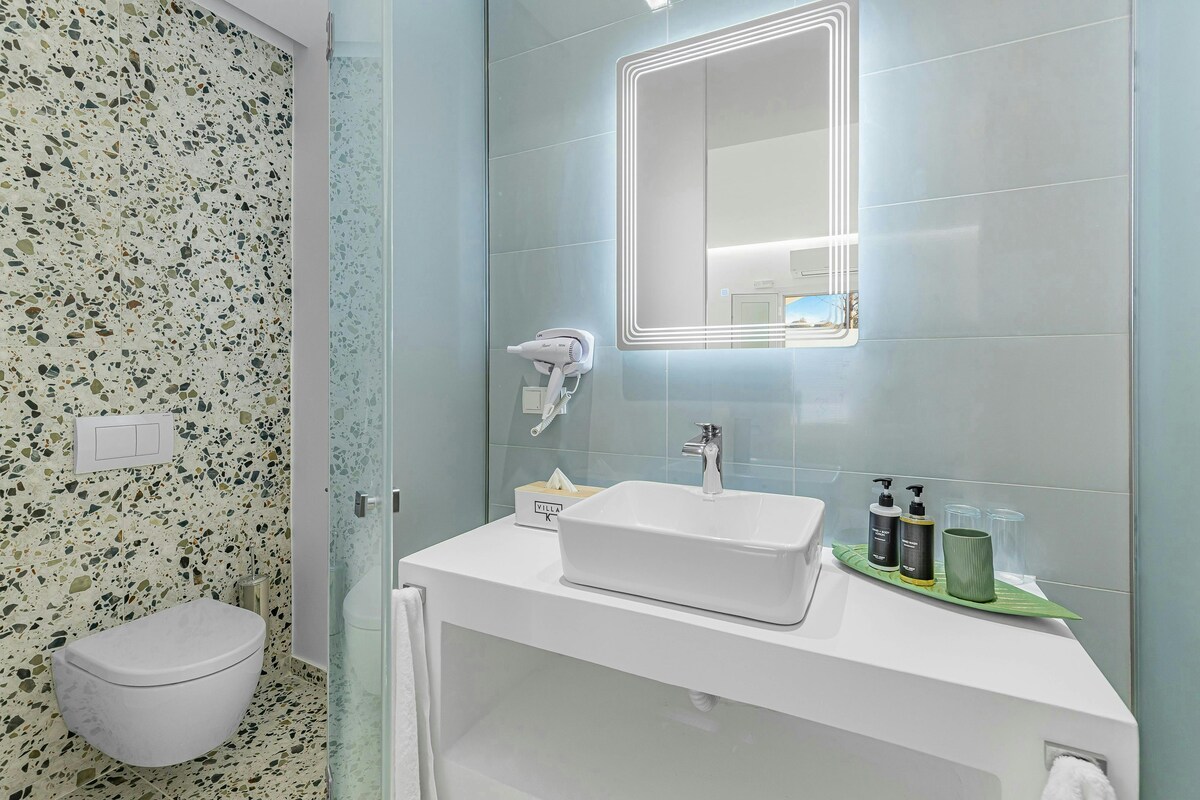 6 Artemis Bedroom Ensuite. A corner room at the Villa K Boutique Hotel  🌿
