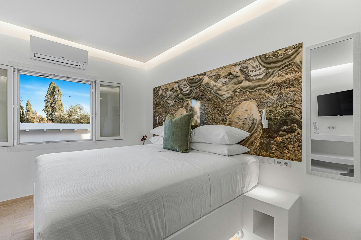 6 Artemis Bedroom Ensuite. A corner room at the Villa K Boutique Hotel  🌿