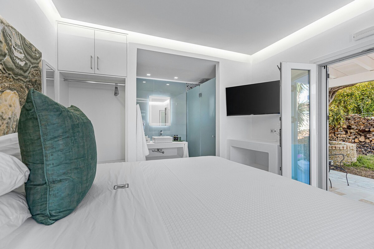 6 Artemis Bedroom Ensuite. A corner room at the Villa K Boutique Hotel  🌿