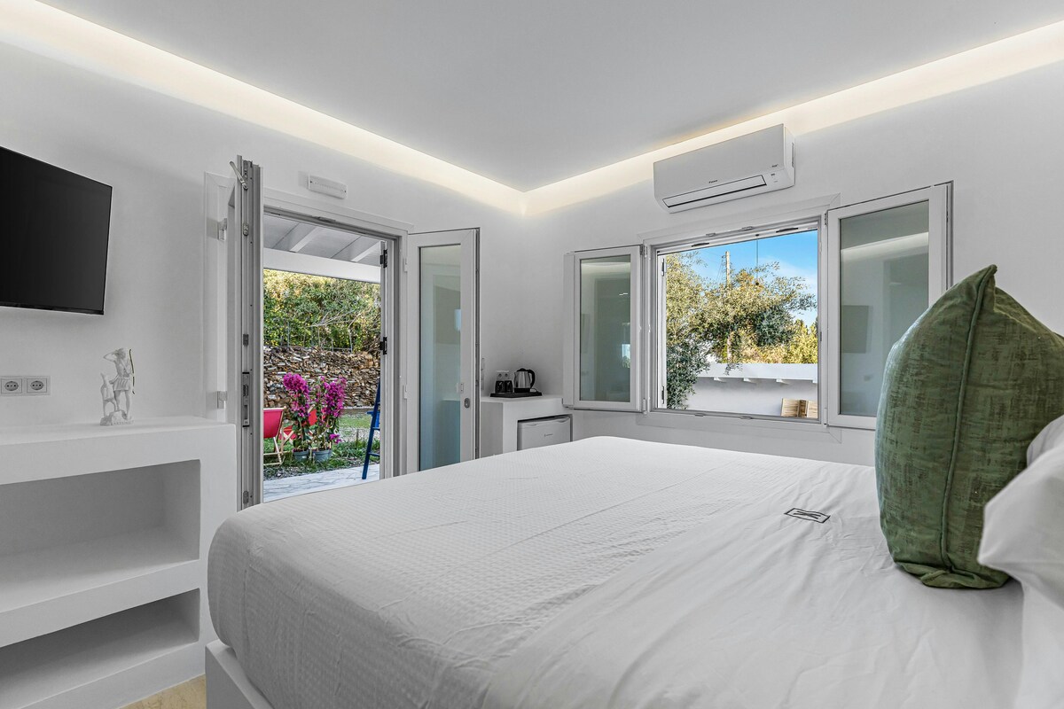6 Artemis Bedroom Ensuite. A corner room at the Villa K Boutique Hotel  🌿