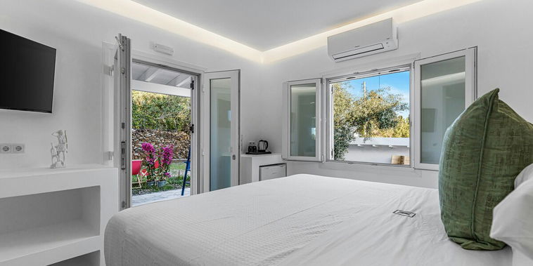 6 Artemis Bedroom Ensuite. A corner room at the Villa K Boutique Hotel 🌿