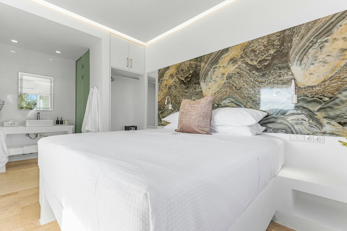 9 Poseidon Schlafzimmer mit Bad. Ein ruhiges Zimmer im ersten Stock mit seitl...