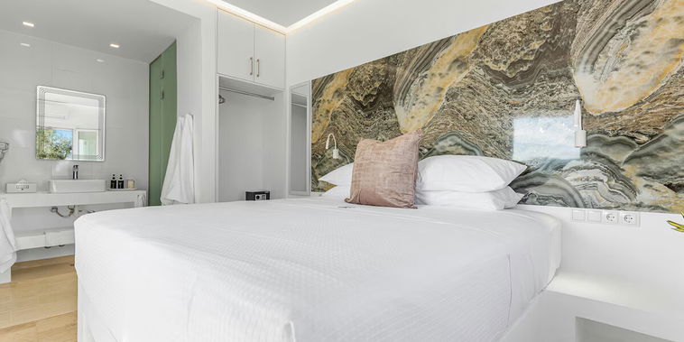 9 Poseidon Bedroom Ensuite. A serene first-floor partial sea view room 🌿