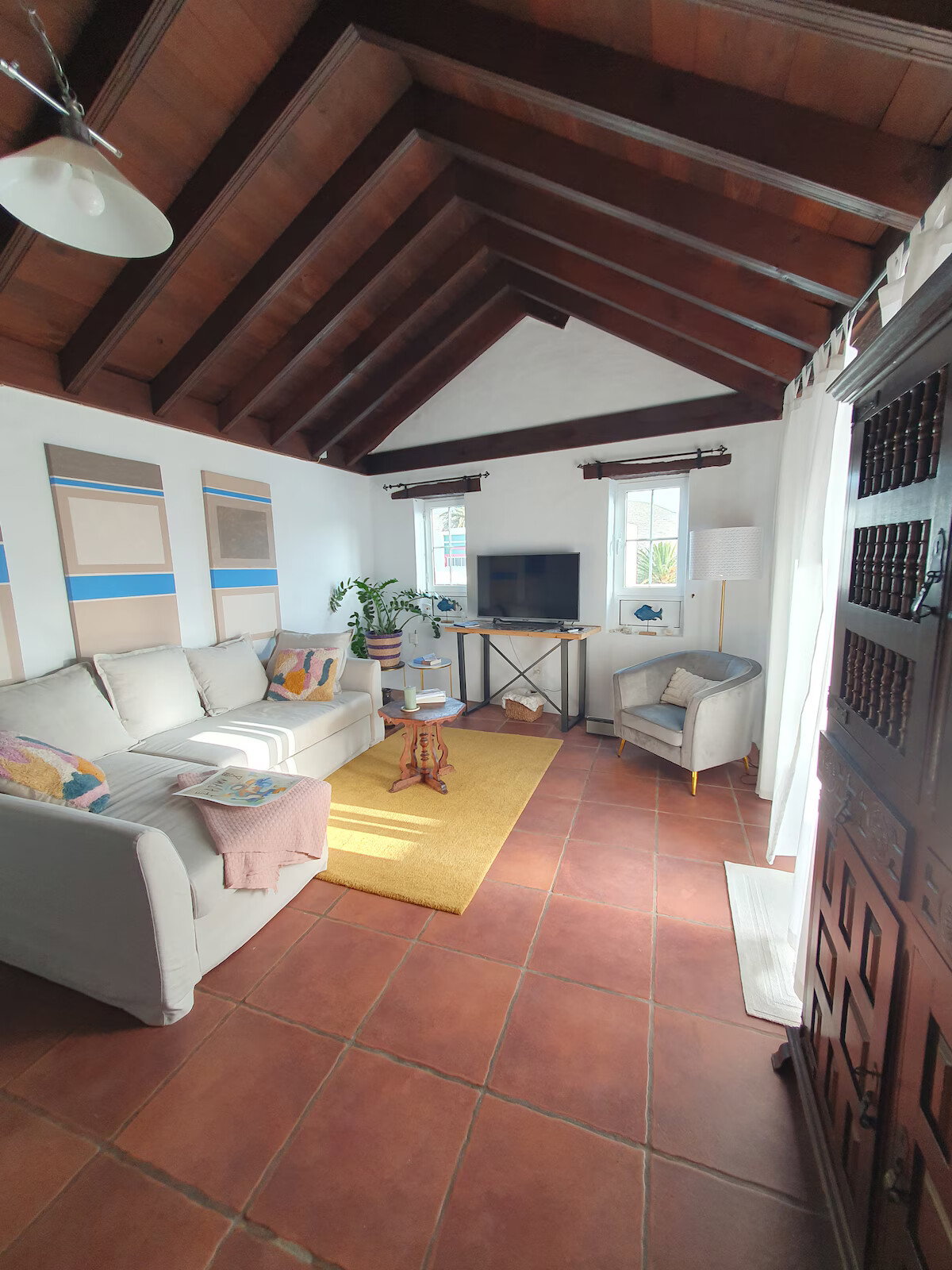 Livingroom with open kitchen, Wohnzimmer mit offener Küche, Salón con cocina abierta