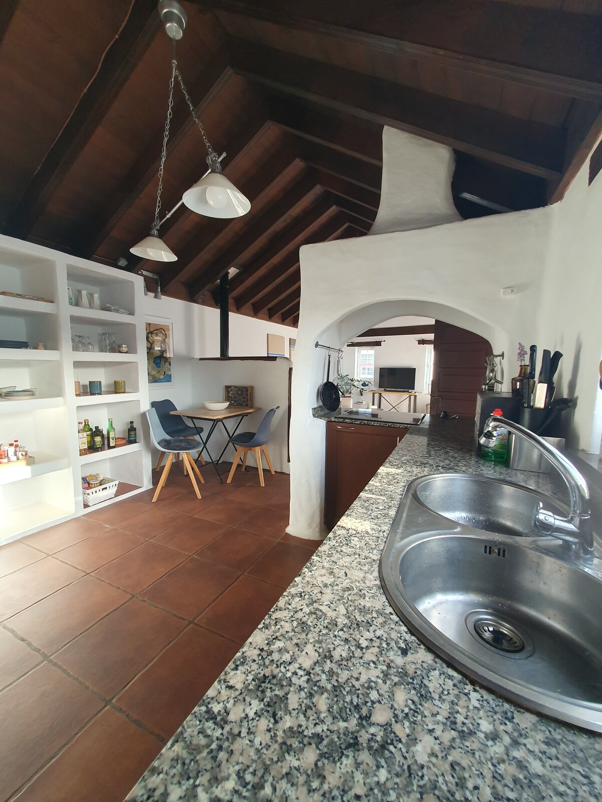 well-equipped kitchen with plenty of space for cooking together, Gut ausgestattete Küche, die viel Platz zum gemeinsamen kochen bietet, cocina bien equipada que ofrece mucho espacio para cocinar juntos