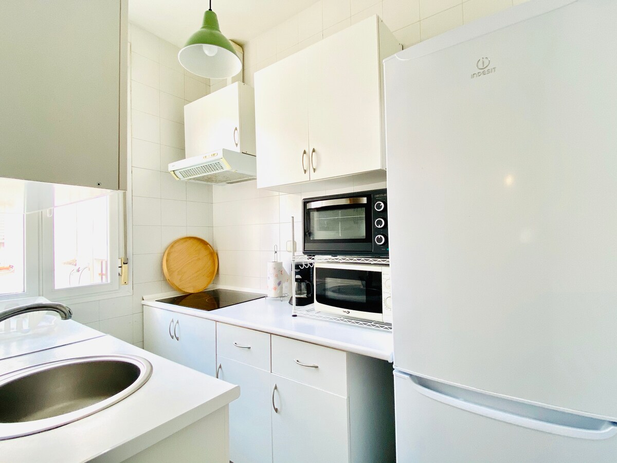 Cocina equipada con gran frigorífico, lavadora, placa inducción, horno, microondas, cafetera.../ Kitchen fully equipped (washer, oven, big fridge...)