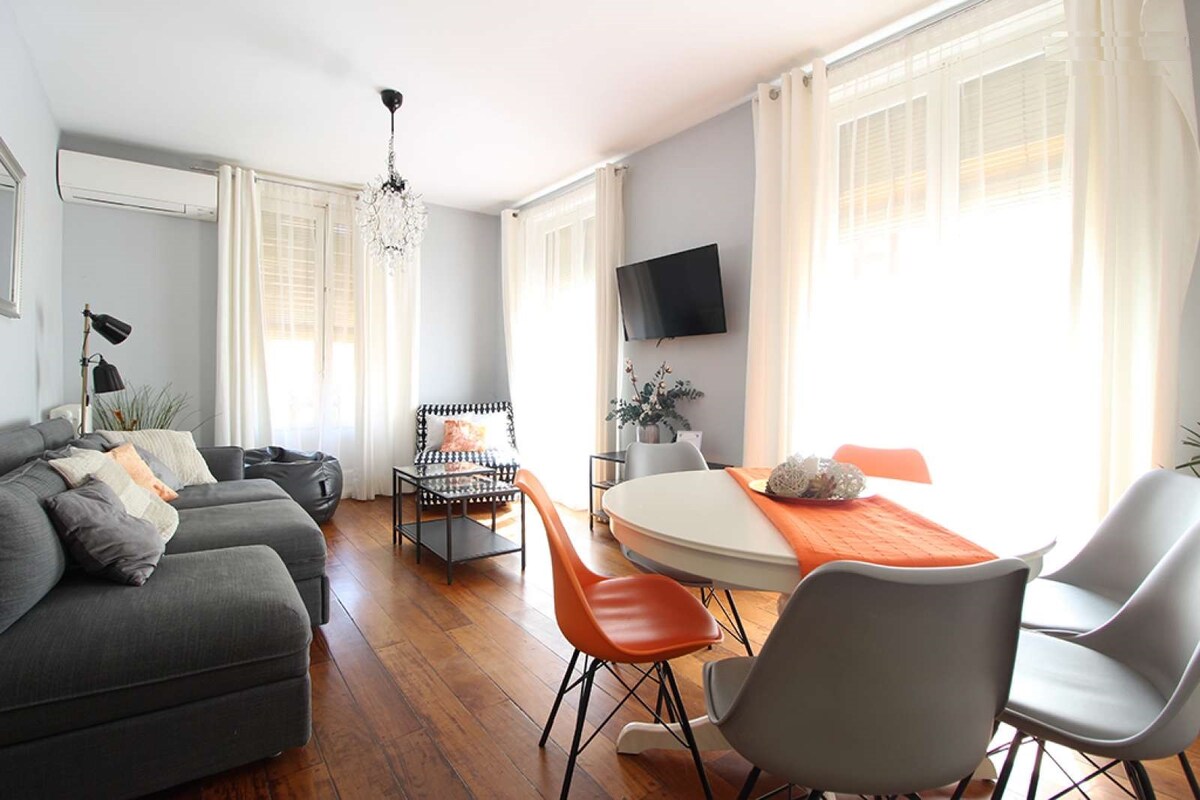 Bright exterior 4BR, 2bath, Malasaña, balconies, AC. Monthly