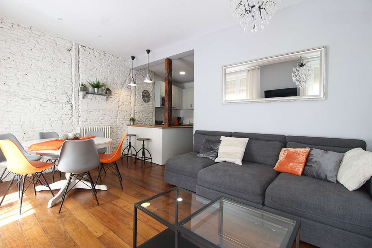 Salón- comedor con 3 balcones a la calle, televisión y Wifi - Living room with dinning table, TV and Wifi