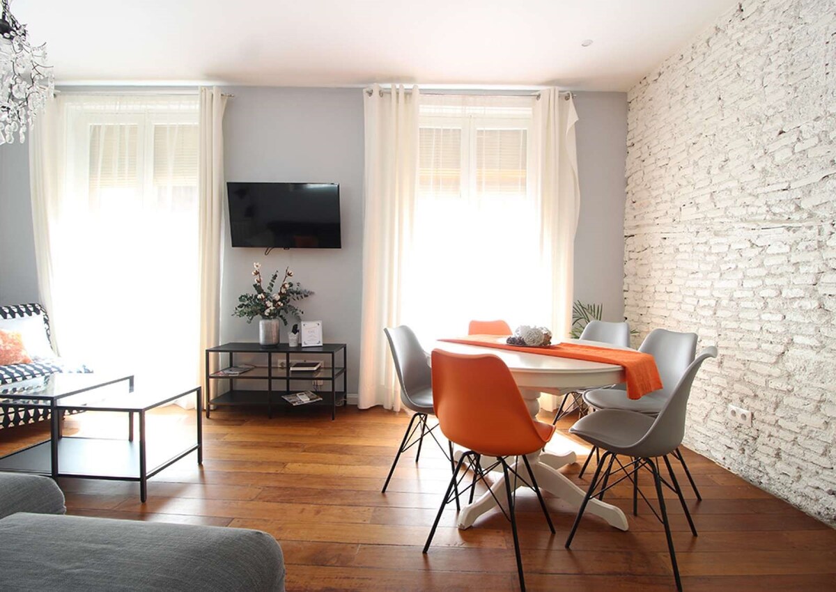 Bright exterior 4BR, 2bath, Malasaña, balconies, AC. Monthly