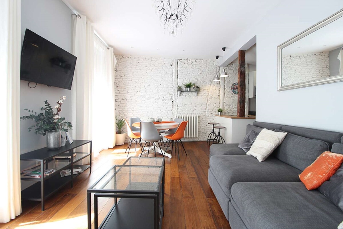 Salón- comedor con 3 balcones a la calle, televisión y Wifi - Living room with dinning table, TV and Wifi